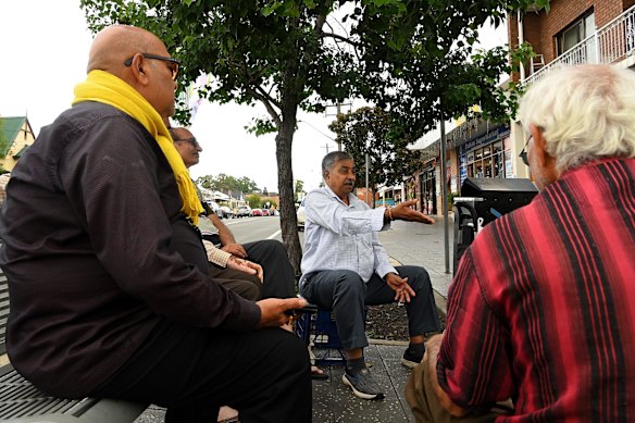 Thakur Harshadbhai, Rajanikant Modi, Gondal Natubhaipatel and Dhanjinhs chat under the trees.