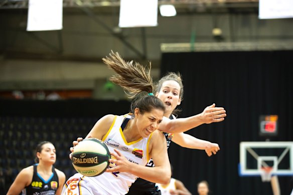 Boomers' Kalani Purcell and Capitals' Keely Froling.