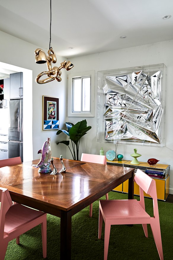 The silver artwork in the dining room is by Anselm Reyle and to its left is Ponti by Diena
Georgetti. The ceramics on the sideboard are by Natalie O’Loughlin and Mason Kimber.