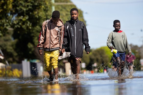  Locals playing in floodwater in South Shepparton.