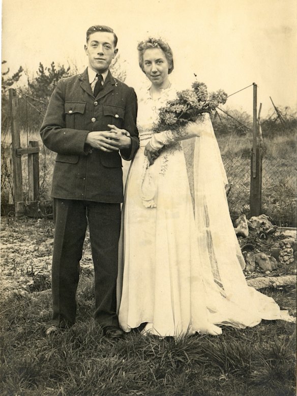 The 1940s gave birth to the OG DIY bride. Limited funds meant some used furnishing fabrics to create their dress, curtains to create their veils and held paper flowers as their bouquets.