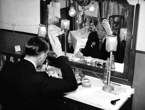 Noel Coward getting ready to perform at the Theatre Royal in Sydney on 20 November 1940.