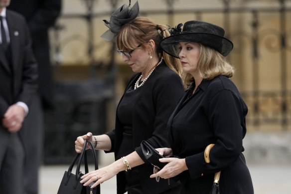     영국 의회 의장인 Penny Mordaunt가 웨스트민스터 사원에 도착합니다.