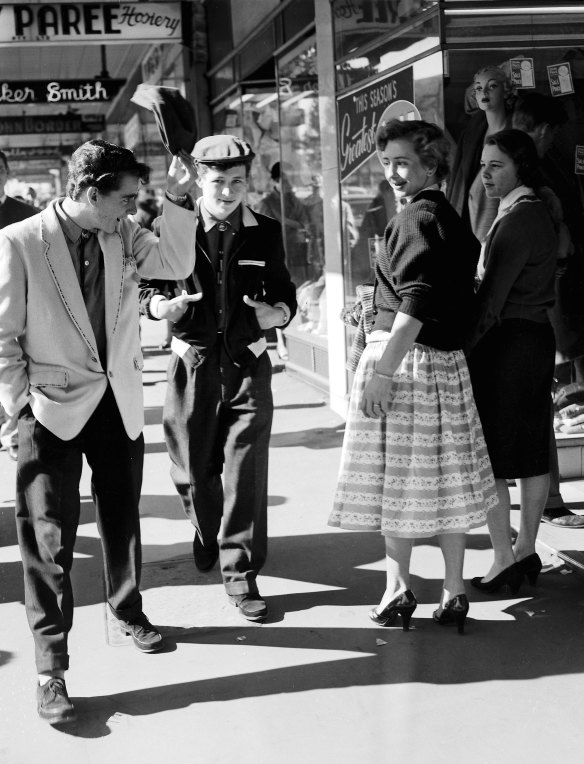 Men’s Ivy League fashions are modelled by Mike Biles and Warren Aure in Sydney in 1956. Looking on are Lorraine Phillips and Geraldine Phillips. 