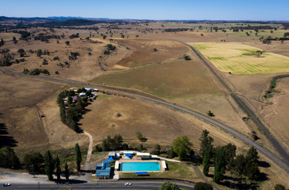 Bore water has many uses in inland NSW, such as filling the Molong Swimming Pool in the state’s central west. A pilot program has found about 10 per cent of bore water users were not compliant. 