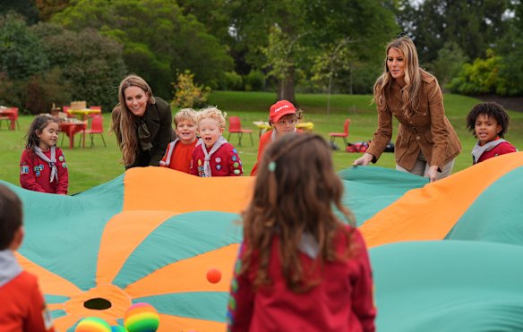 Catherine, princesa de Gales e Melania Trump jogam um jogo com jovens escoteiros em Frogmore Gardens.