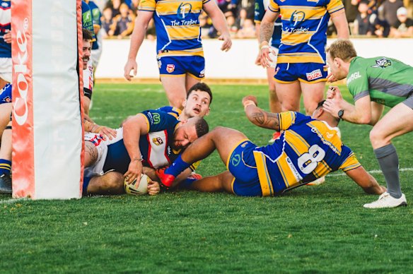 Tuggeranong Bushrangers Jamal Nchouki scores a try.
