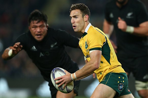 Nic White of the Wallabies runs the ball.