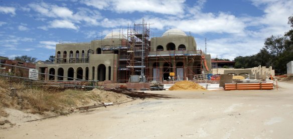 Pankaj and Radhika Oswal's mansion in Peppermint Grove has remained abandoned for several years.