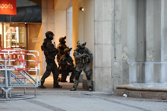 Heavily armed police forces operate at Karlsplatz (Stachus) square.