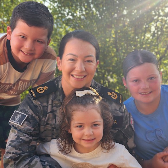 Eliza Buzza com seus filhos (da esquerda) Ned, Matilda e Harper.