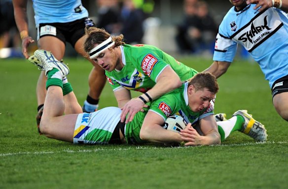 Glen Buttriss scores a crucial try.