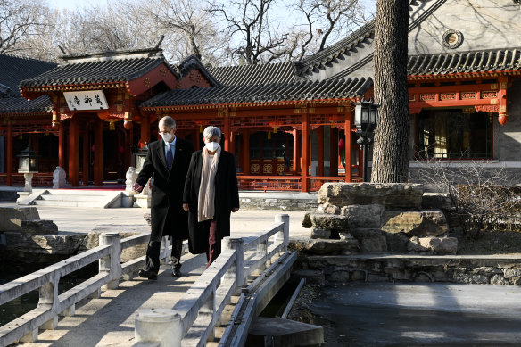 外交部长黄英英与格雷厄姆弗莱彻大使参观北京钓鱼台国宾馆。 