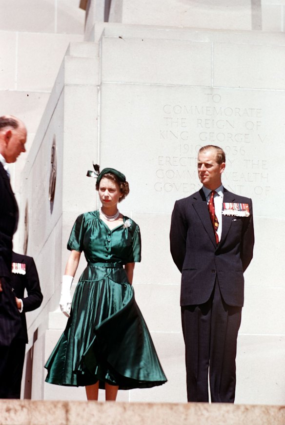 1954, Royal Tour of Australia, Queen Elizabeth II and Prince Philip, the Duke of Edinburgh, are pictured standing beneath the King George V Memorial at a gathering of ex-servicemen and women at Canberra  (Photo by Popperfoto/Getty Images) cr: Getty Images
SL - Queen Elizabeth story, sept 27