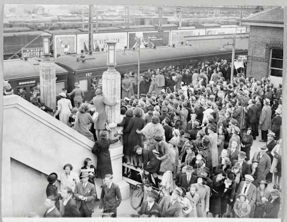 A section of the thousands who crowded the Port Melbourne station and spread along the railway line to cheer the troop trains as they passed on their way to the ships. CA 1940. Credit: Argus Newspaper Collection of Photographs, State Library of Victoria.