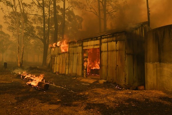 The northern flank of the Green Wattle Fire on the move east towards Silverdale Road destroying buildings. 