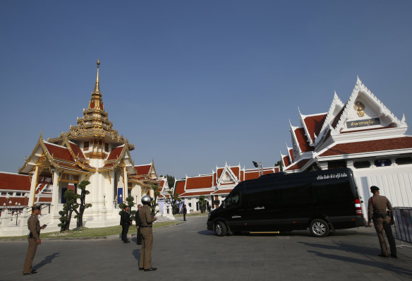 A hearse carrying the body of the Thai billionaire arrives at the temple. 