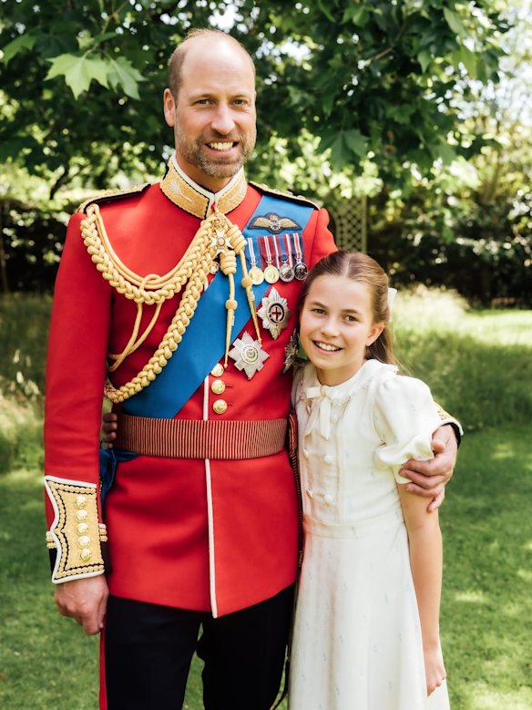 L'immagine del principe William con sua figlia, la principessa Charlotte, pubblicata domenica per la festa del papà. 