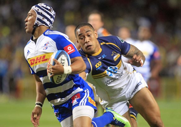 Gio Aplon of the Stormers runs past Joe Tomane.