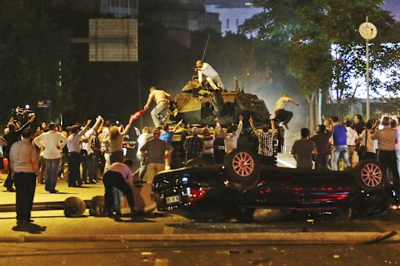 Tanks move into position as Turkish people attempt to stop them in Ankara.