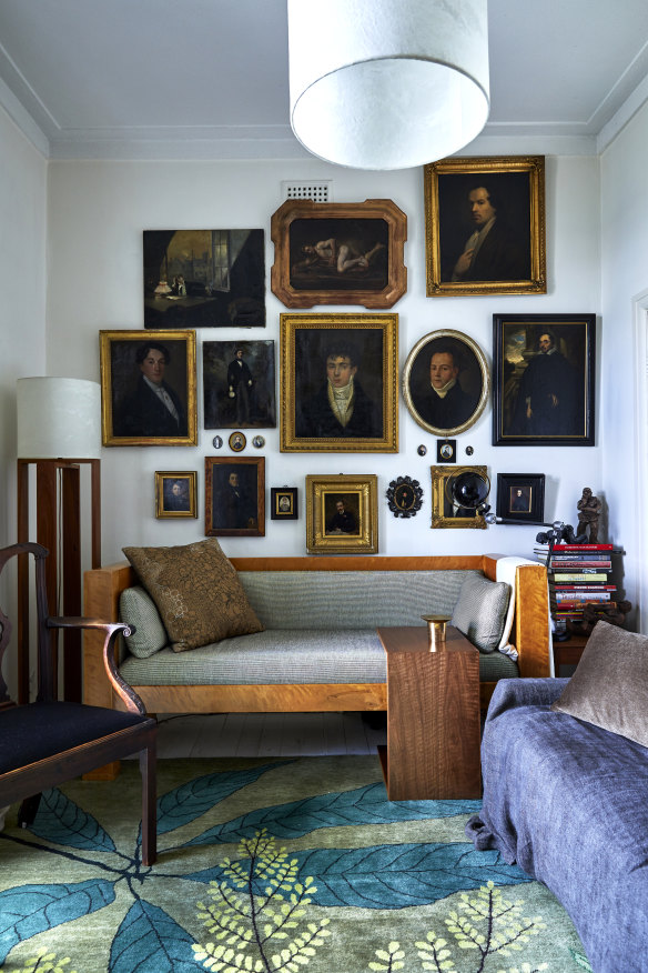 In the living room one wall displays 21 portraits of men dating from the 17th to early 20th centuries. Several pieces are designed by Longmuir, including the rug, standard lamp
and table.