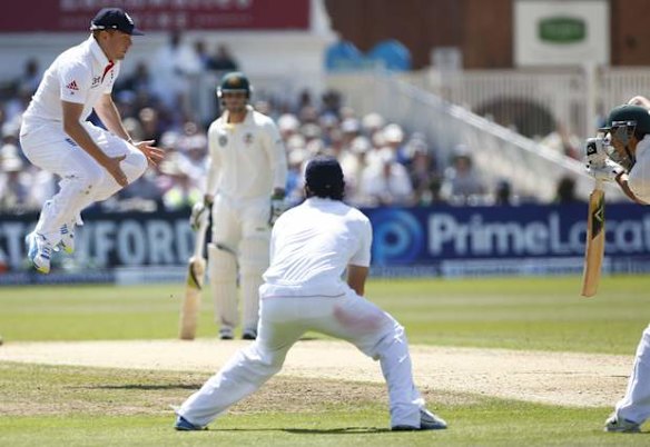 England's Jonathan Bairstow (L) jumps a shot from Australia's Ashton Agar.
