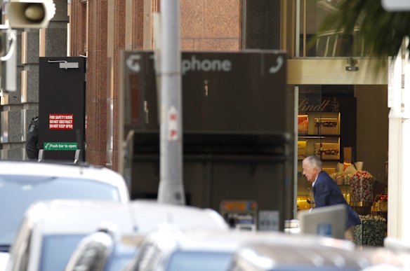 Hostage runs from Lindt cafe.