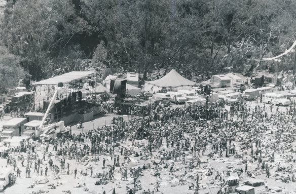 Aerial view of the stage and spectators.