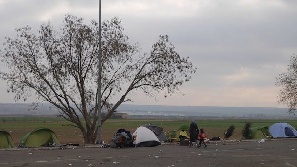 Temporary camps en route to the border crossing.