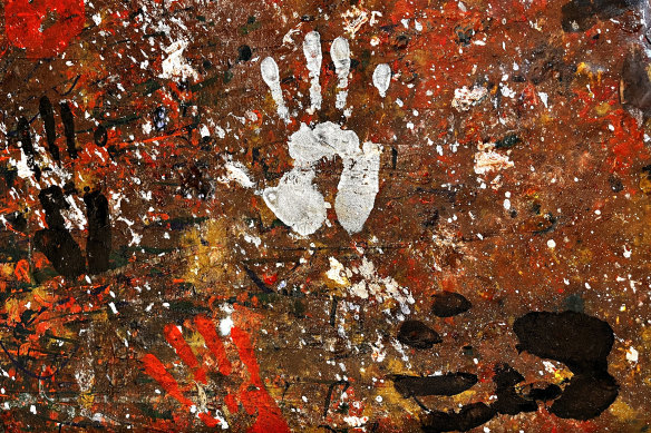 Nicky Winmar and a dozen former teammates who played at the 1993 St Kilda v Collingwood game have put their handprints on an artwork that Winmar has donated to the Danny Frawley Centre. 