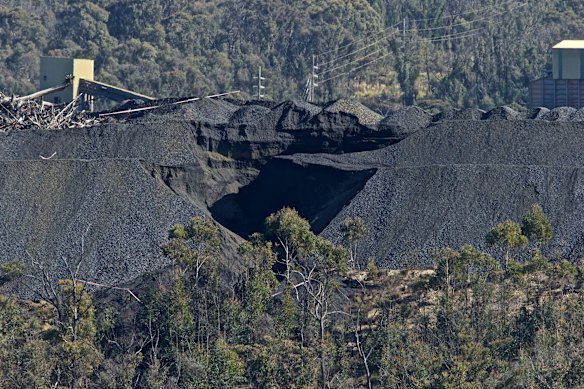 A spill of coal waste and water from the Clarence Colliery coal mine has slid into the Wollangambe River, near Lithgow.
