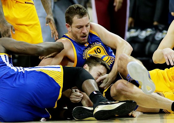 Matthew Dellavedova's game-three starring role: David Lee tries to prise the ball from Dellavedova's grip.