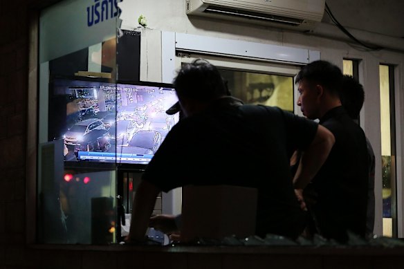 Police officers watch CCTV footage following an explosion at the Ratchaprasong intersection in Bangkok, Thailand, on Monday, Aug. 17, 2015. 