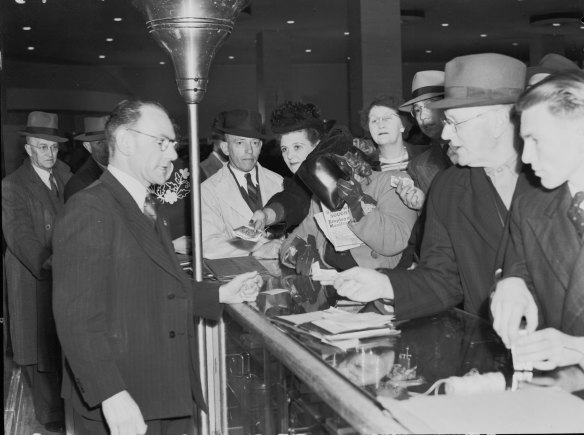 Rush for luxury goods on August 5, 1946.