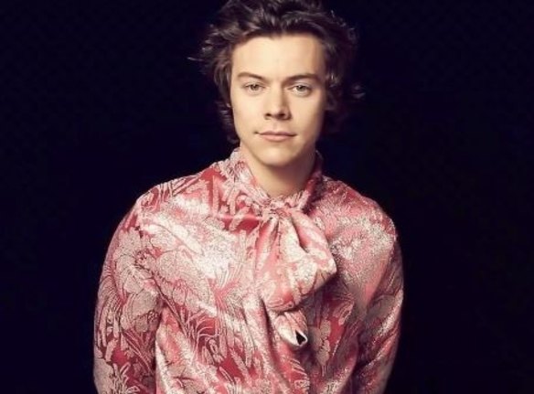 Perhaps taking style tips from Melania Trump, Harry has also adopted the pussy-bow shirt. In the era of 'Millennial Pink', some have argued that Harry blurring the line between men's and women's wear is ushering in a new wave of gender neutral dressing. The star who originally has named his working title album Pink said to Rolling Stones, “Pink is the only true rock-and-roll colour.” Styles wore another satin floral Gucci Fall 2017 blouse for a Saturday Night Live Promo.
Style note: Think pink! 