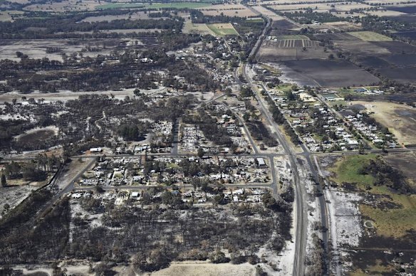 Stunning aerial photos of Yarloop and Waroona fire captured by Mandurah ...