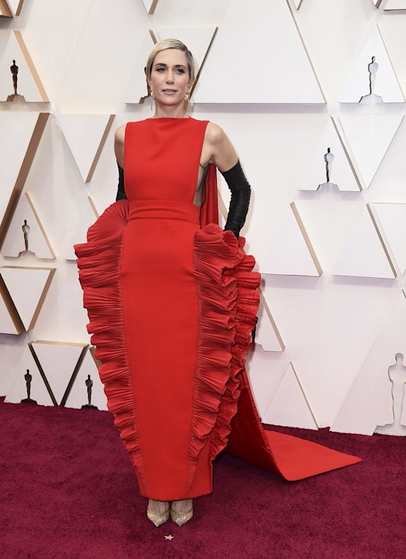 Kristen Wiig arrives at the Oscars.
