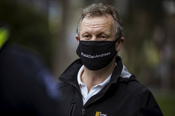 An anti-lockdown supporter is detained by Victoria Police after refusing to provide details and being in non-compliance with the Chief Health Officers guidlines. 