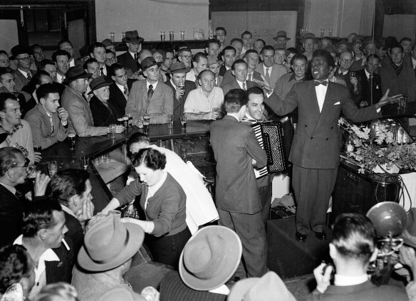 Nellie Small entertains the crowd at the Hotel Castlereagh on August 20, 1954.
