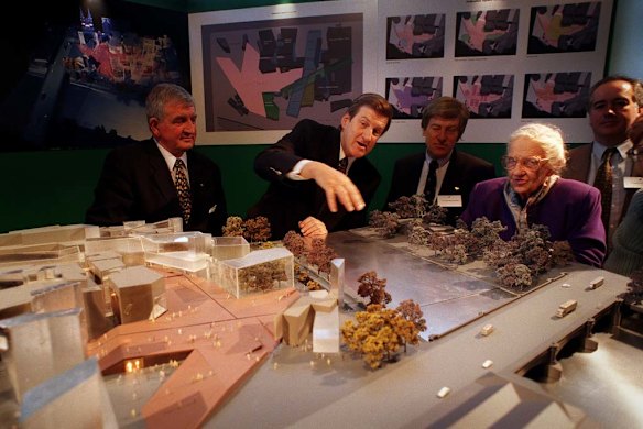 Former Victorian premier Jeff Kennett gives Dame Elisabeth an idea of what Federation Square will look like, in 1997.