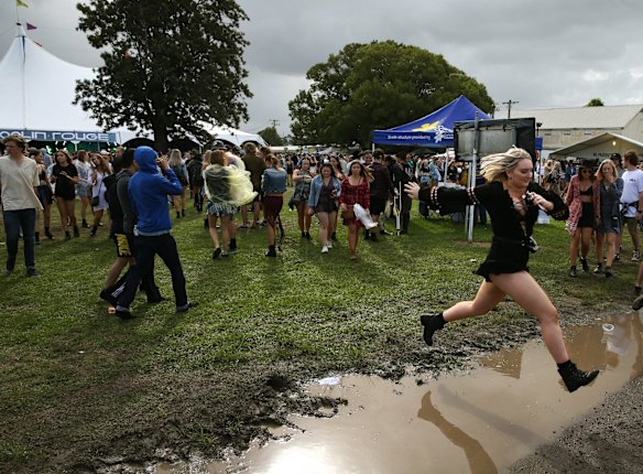 Groovin' The Moo - Maitland 2016: A light rain shower sends everyone running for cover.