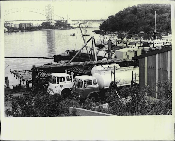 A shipyard and a pleasure craft marina were put out of action when oil, from a nearby oil company, polluted hundreds of square yards water in Berry's Bay, Waverton. December 14, 1973.