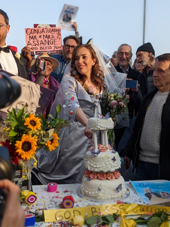 Stella Assange (nee Moris) cuts her wedding cake outside Belmarsh Prison in March 2022 after marrying Julian Assange.