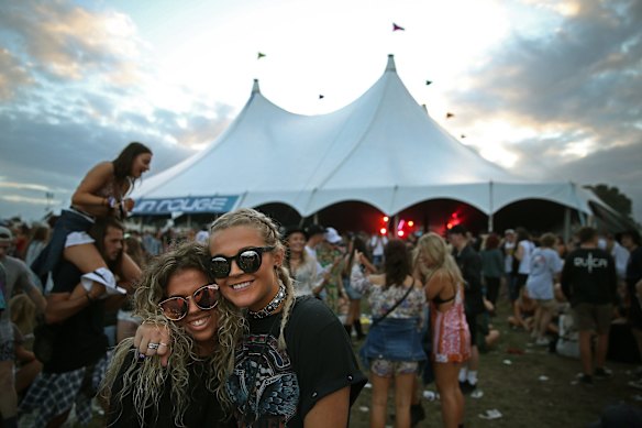 Groovin' The Moo - Maitland 2016: Shelby Craig and Sophie O'Brien of New Lambton.