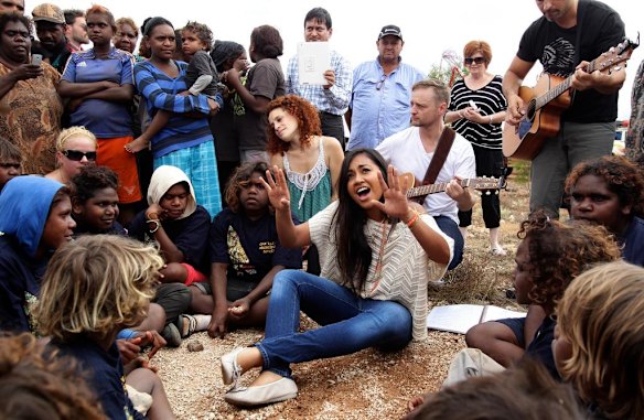 Jessica Mauboy performing at Watson on The Nullabor Plain in South Australia for children from Oak Valley Aboriginal School.