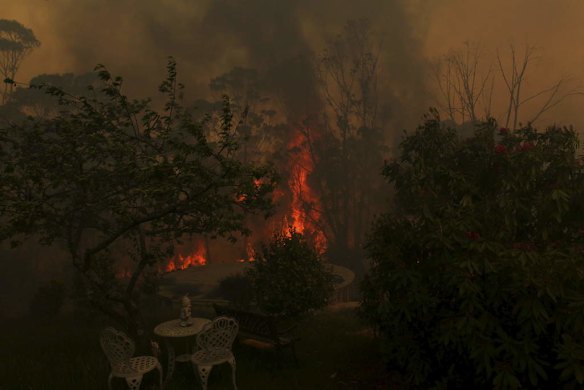 RFS firefighters protect properties at Lithgow Fire.