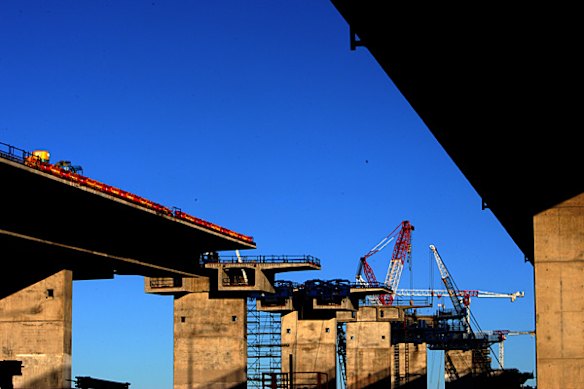 The building of the second Gateway Bridge.