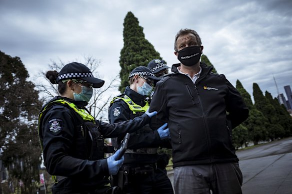 An anti-lockdown supporter is detained by Victoria Police after refusing to provide details and being in non-compliance with the Chief Health Officers guidlines. 