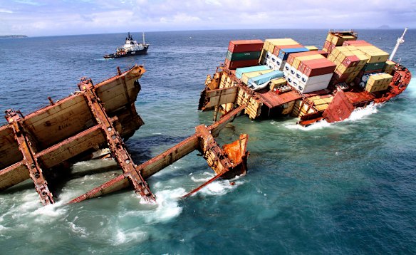 Cargo ship Rena sinks off NZ coast