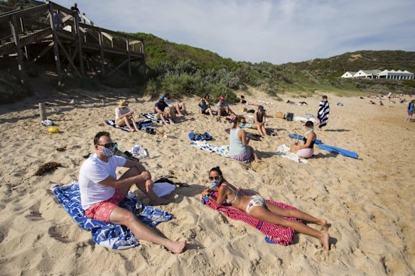 People at Sorrento Ocean Beach seemed to be following the social distancing rules.